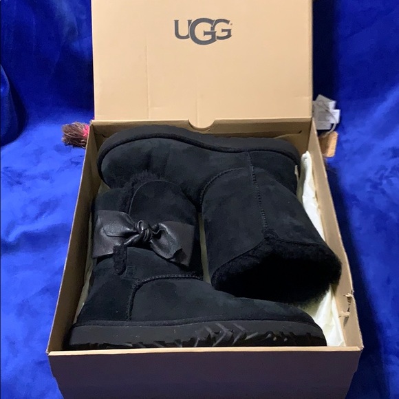 UGG Daelynn Leather 🎀 Black Short Boots - Picture 15 of 16